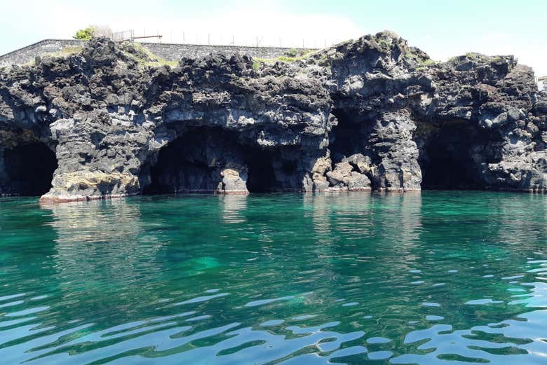 Cuevas marinas en la Riviera dei Ciclopi