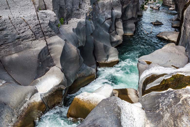 Contemplando le gole dell'Alcantara