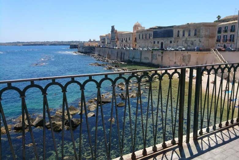 Admirez la vue sur la côte
