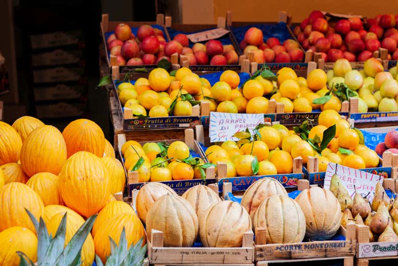 Étalages de fruits dans le centre de Catane