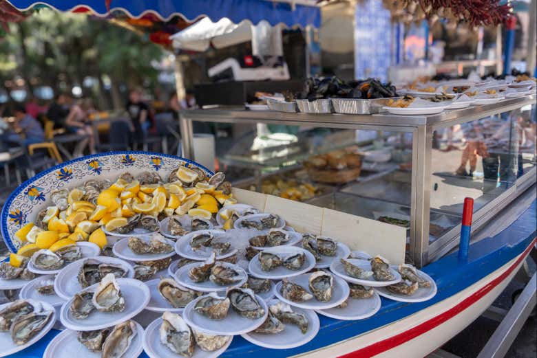 Un étal de marché rempli d'huîtres