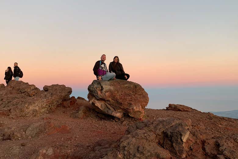 Um casal contemplando o pôr do sol