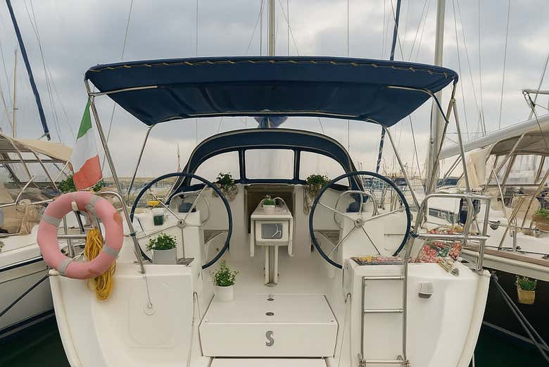 Barca a vela nel porto di Catania