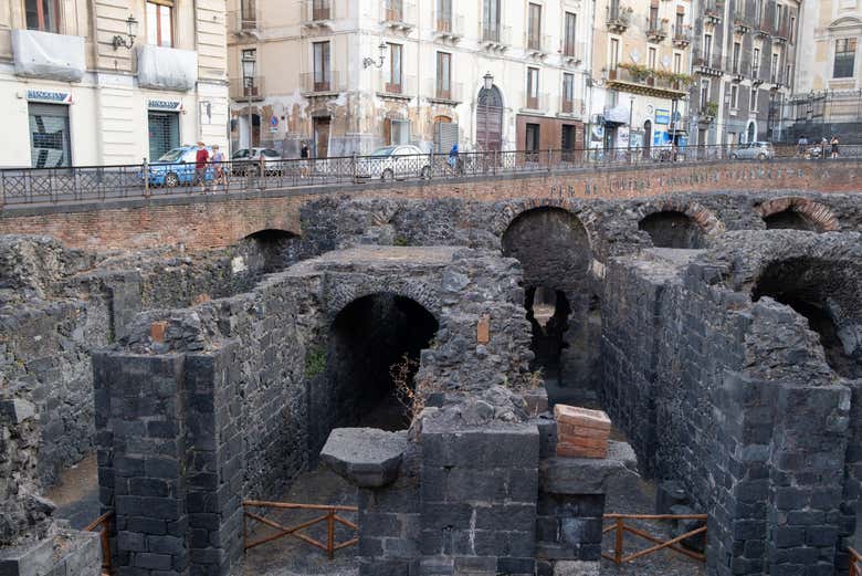 Explorando las ruinas del anfiteatro romano de Catania