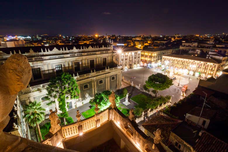 Vista noturna de Catânia