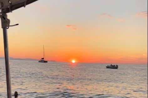 Bateaux voguant au soleil couchant