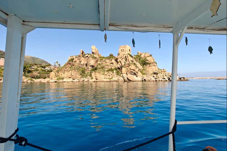 Vistas de la costa de Cefalú desde el barco 