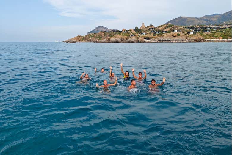 Chapuzón en la costa de Cefalú