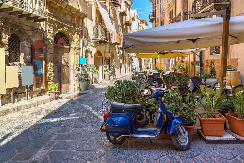 Parcourrez le centre historique de Cefalù