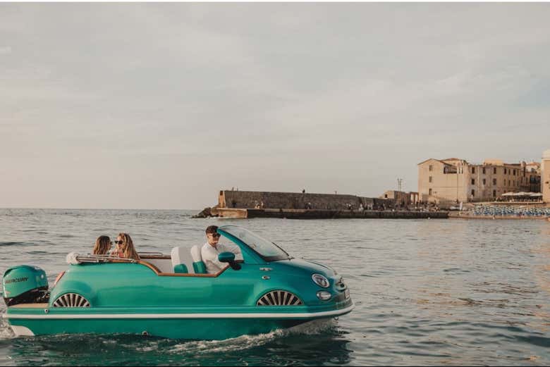 Navegando pela costa de Cefalù em um Fiat 500