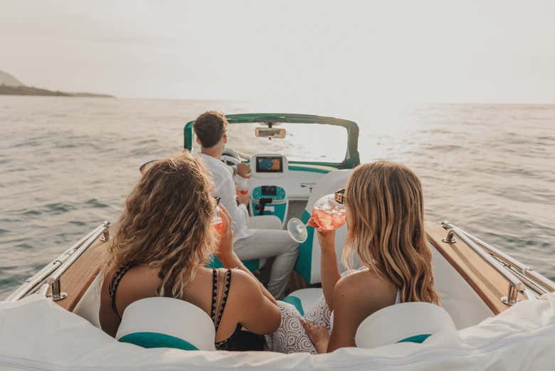 Profitez d'un verre de prosecco à bord du bateau Fiat 500