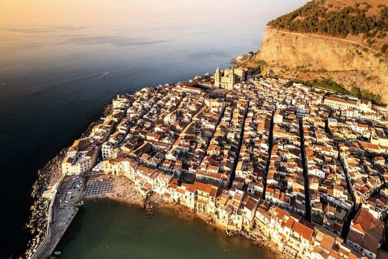 Vue aérienne sur Cefalù