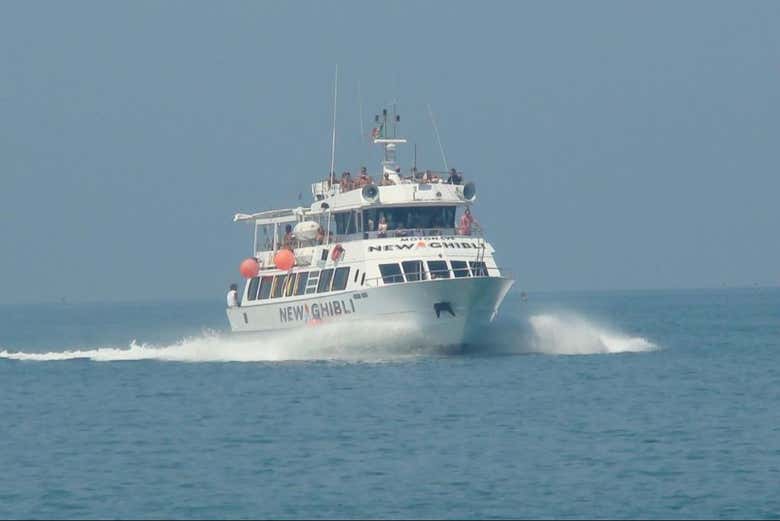 Barco navegando por Cesenatico