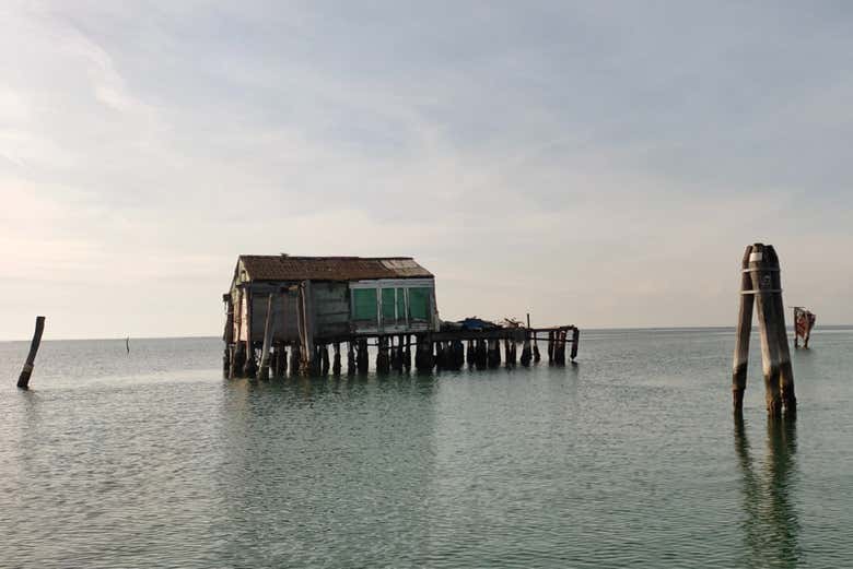 Spot the traditional fishermen's houses on stilts