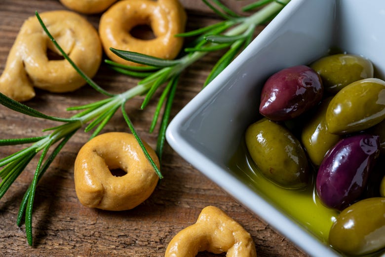 Olives accompanied by taralli 