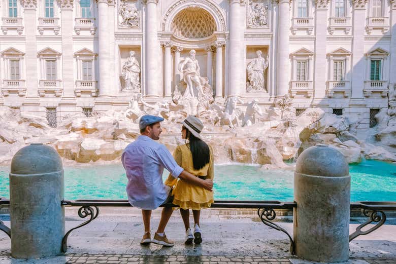 Couple devant la fontaine de Trevi