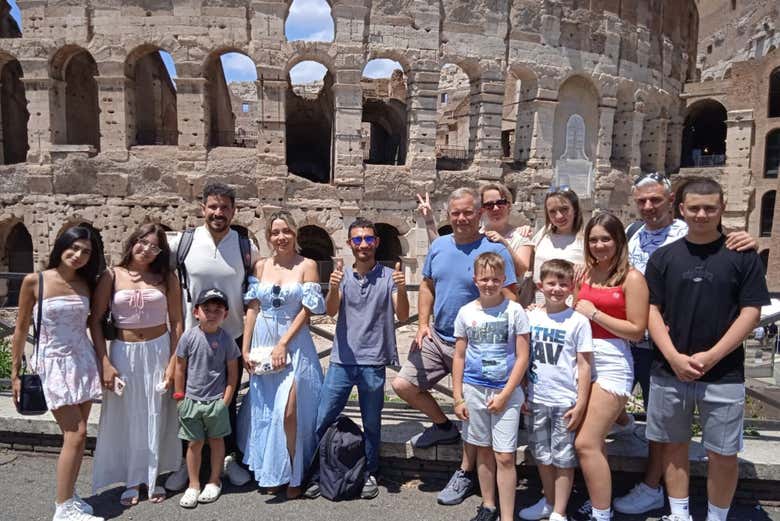 Un grupo de cruceristas conociendo el Coliseo de Roma