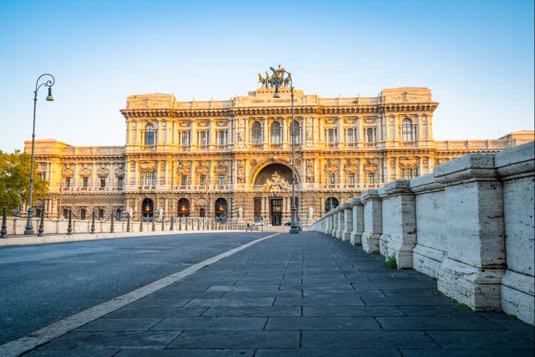 La facciata del Palazzo di Giustizia