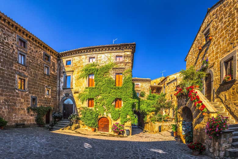 Uma charmosa praça em Civita di Bagnoregio