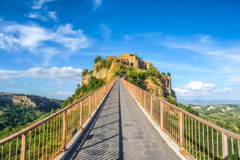 Atravessando a ponte de Civita di Bagnoregio