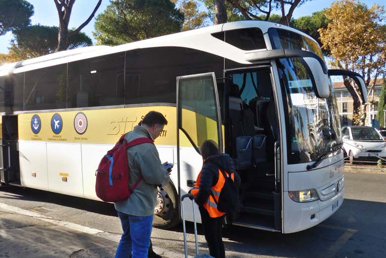 Subiendo al autobús que nos llevará a Roma