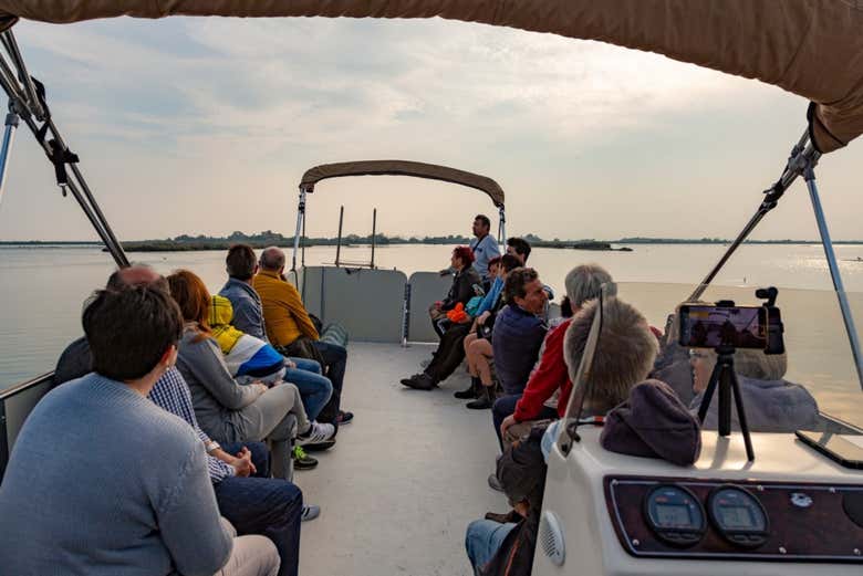 Contemplando el atardecer desde el barco