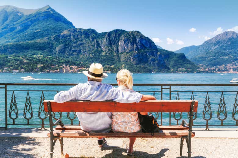Couple assis devant le lac de Côme