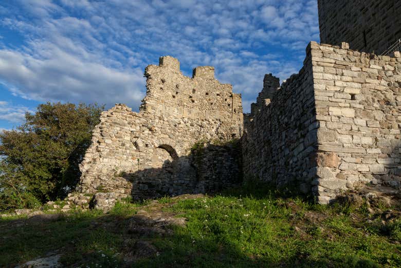 All'esterno del Castello Baradello