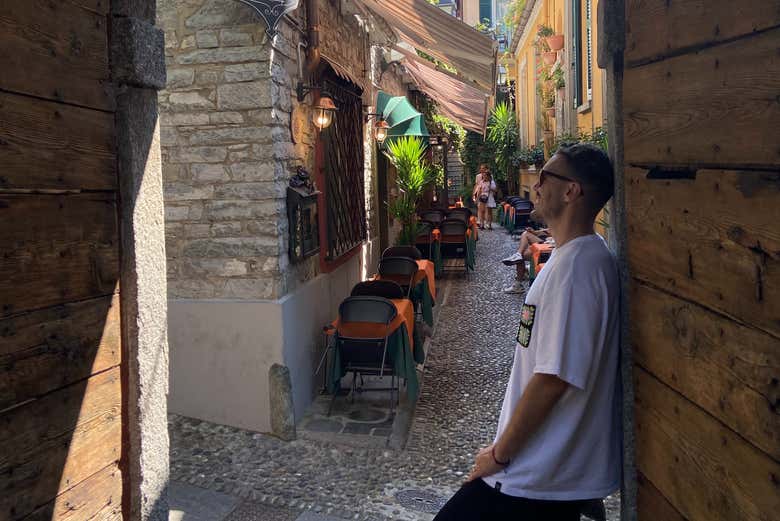Posez pour une photo dans le centre de Bellagio