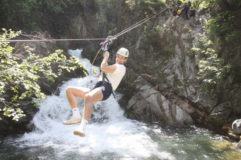 Tyrolienne dans la montagne Presanella