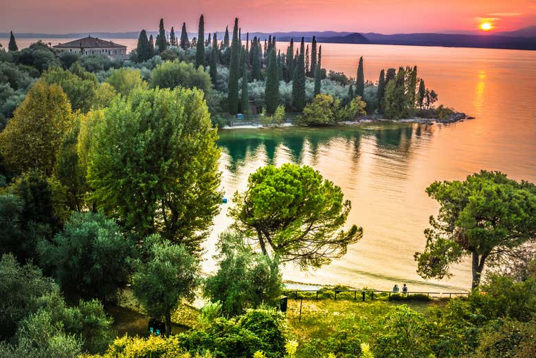 Disfrutando del atardecer en el lago de Garda
