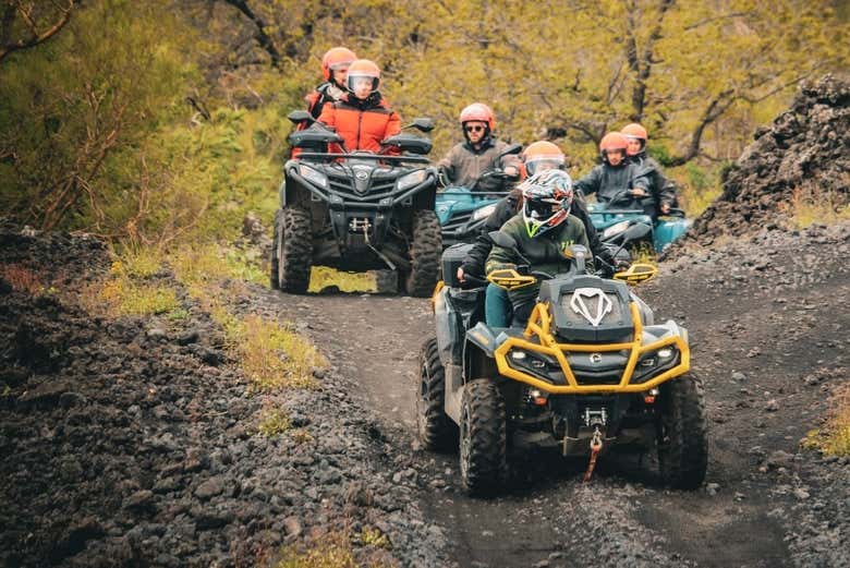 Conduisez à travers le terrain volcanique