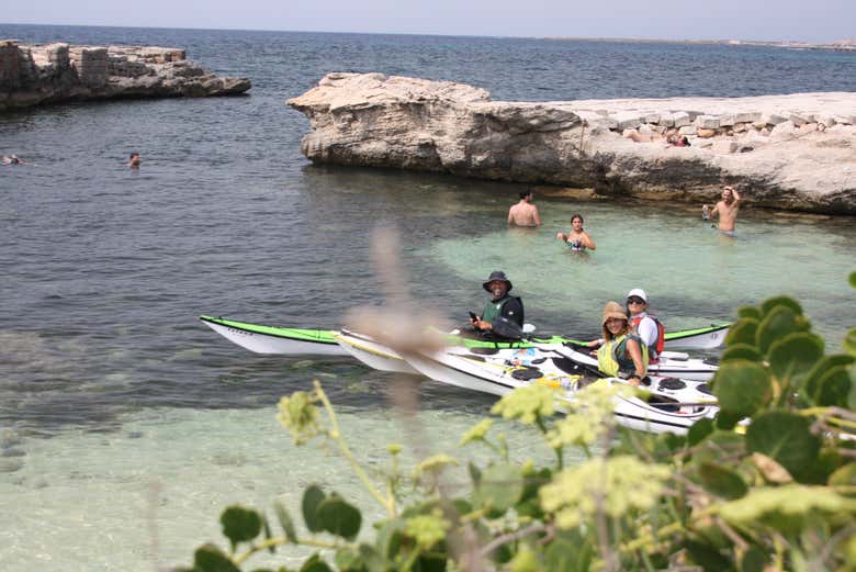 Esplorando Favignana in kayak