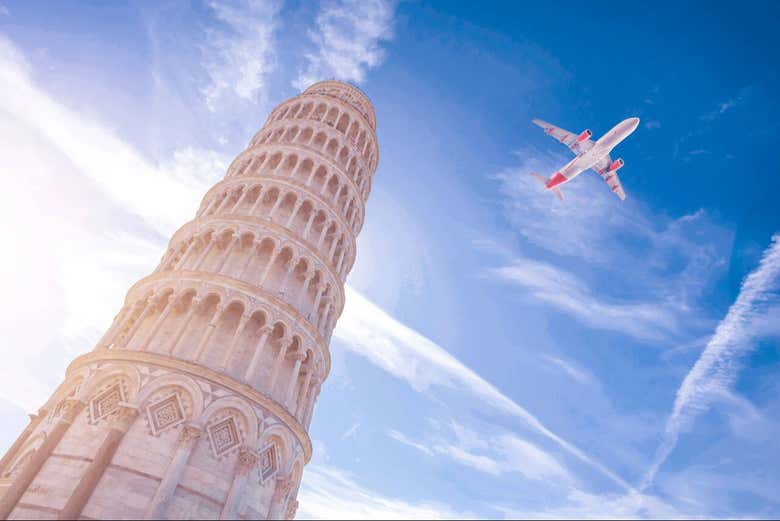 Un avión sobrevolando la Torre de Pisa