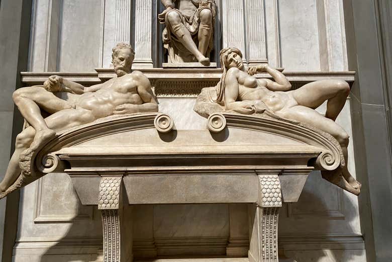 Detalhe das esculturas de "Amanhecer" e "Escuridão"