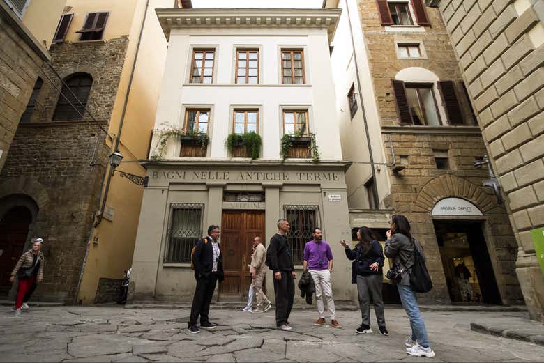 Una parada frente a las antiguas termas florentinas