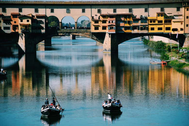 Crossing under the arches of Ponte Vecchio