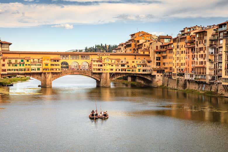 Passeio de barco pelo rio Arno