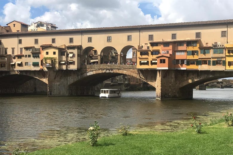Barco eléctrico pasando por el Ponte Vecchio