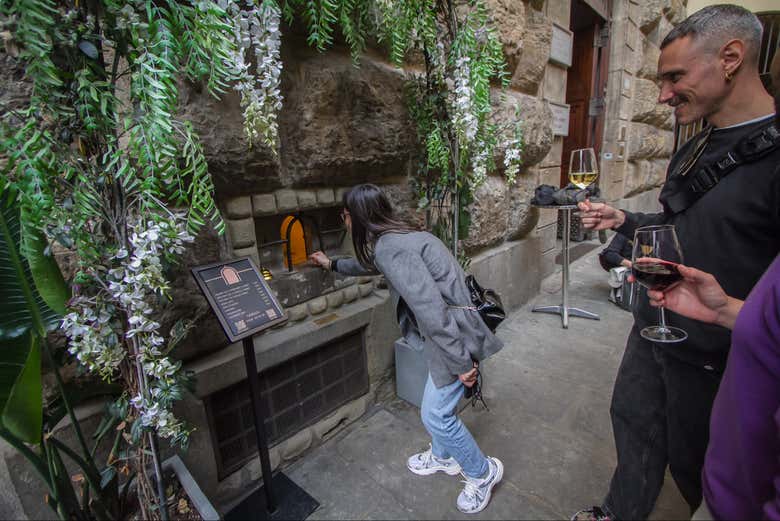 Probando vino servido como hace siglos