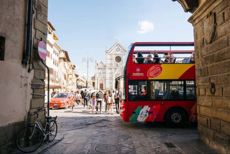 O ônibus turístico visto de uma das ruelas
