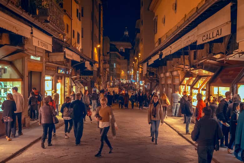 Paseando por el centro histórico de Florencia por la noche