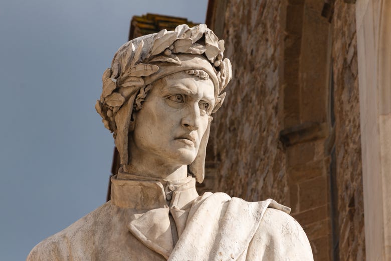Escultura de Dante Alighieri na piazza Santa Croce