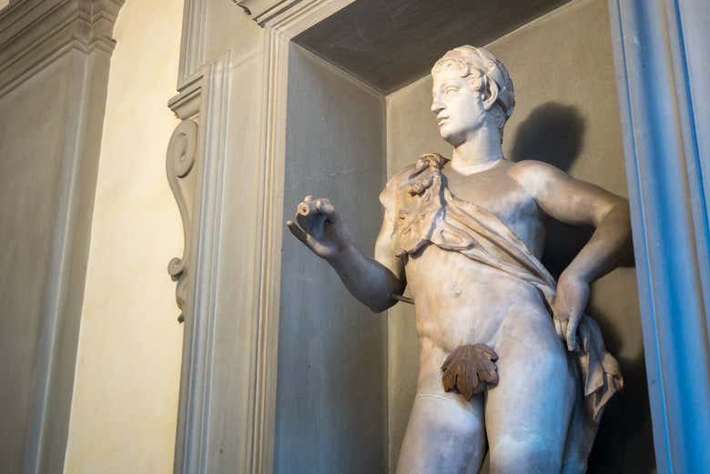 Sculptures around the palace
