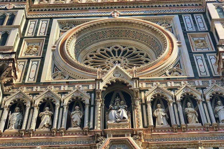 La fachada cuenta con mármoles en tonos blanco, verde y rosa