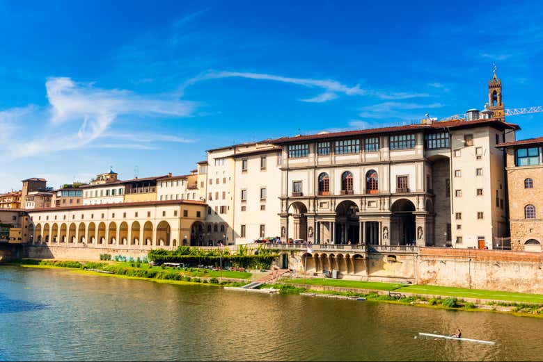 La Galería Uffizi se ubica a orillas del río Arno