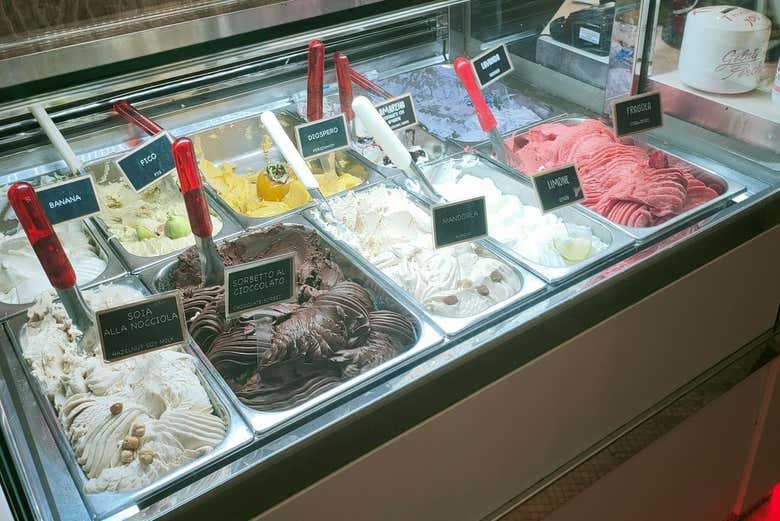 Il bancone della gelateria