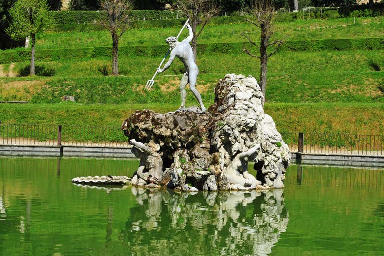 Statua di Nettuno in un laghetto nei Giardini di Boboli