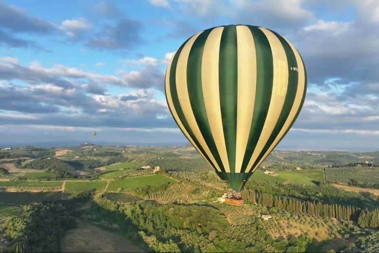 Viviréis una inolvidable experiencia en los cielos toscanos
