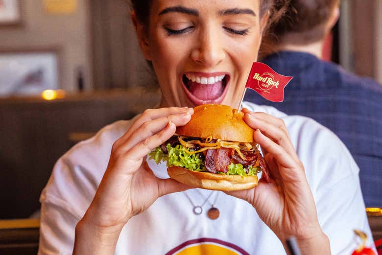 Gustando un hamburger, all'Hard Rock Cafe Firenze